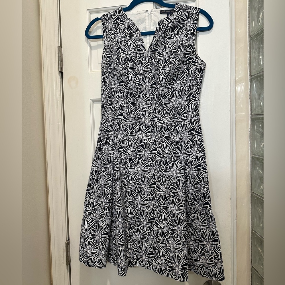 Like new Brooks Brothers 346 Blue Ivory Floral Sleeveless A-Line dress $150 MSRP